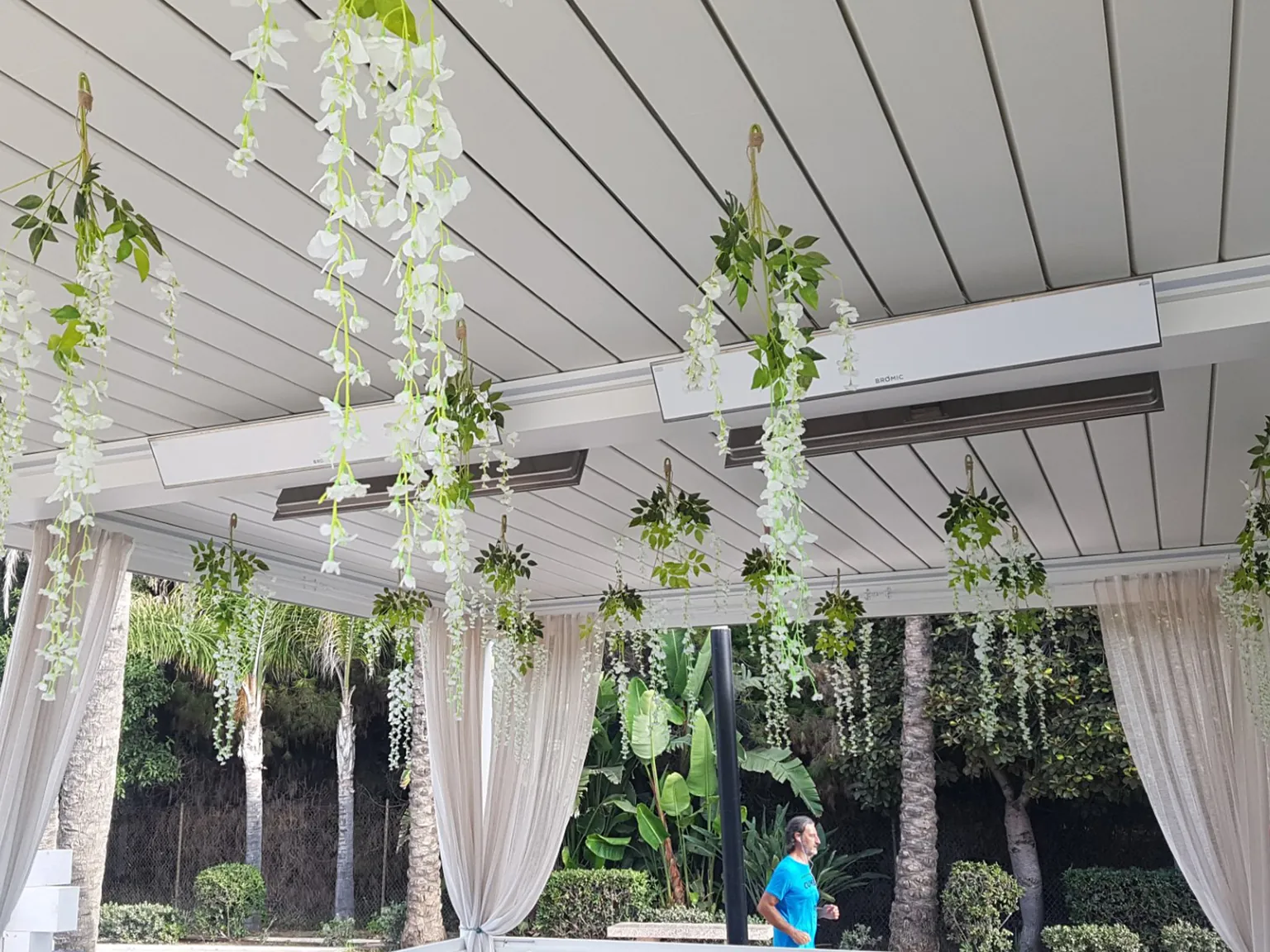 Bromic Platinum en un restaurante de playa en Marbella